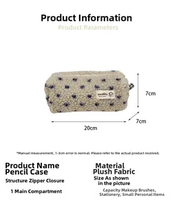 Détails des dimensions de la trousse en peluche beige avec motif à pois 20x7x7cm