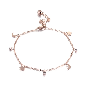 Elegantes roségoldenes Sternen- und Mondarmband mit Zirkonia auf weißem Hintergrund