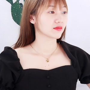 Elegante collana dorata con ciondolo a cuore per donna su catena sottile