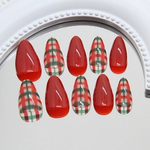 Faux ongles de Noël rouges et verts à motif écossais, forme amande et fini brillant
