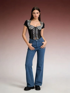 Jeans da donna a vita alta e gamba larga con stampa a farfalla e top a corsetto nero