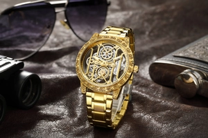 Détail d'une montre mécanique squelette avec bracelet en acier doré sur fond en cuir