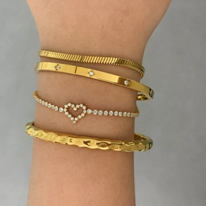 Goldenes Stapelarmband-Set für Damen mit Herzanhängern und floralen Armreifen