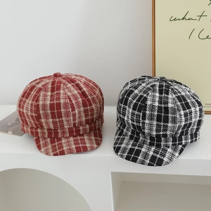 Berretti newsboy per bambini a quadri rossi e neri su espositore minimalista