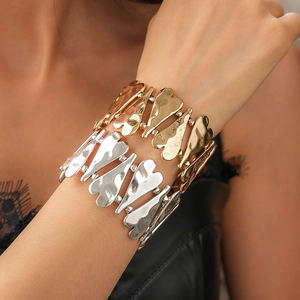 Détail du bracelet à maillons en forme de cœur avec texture martelée vintage