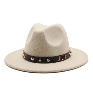 Cappello fedora beige a tesa larga in lana con cintura in pelle e borchie dorate