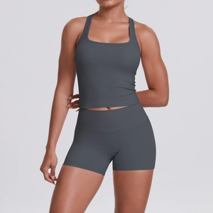 Vue détaillée du soutien-gorge de sport dos nageur gris foncé et du short de yoga