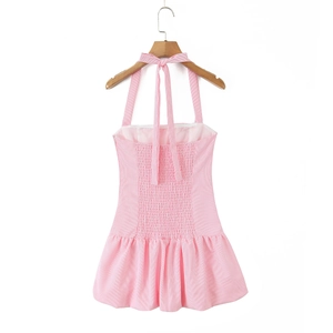 Dettaglio del retro con strisce elasticizzate arricciate e allacciatura al collo rosa