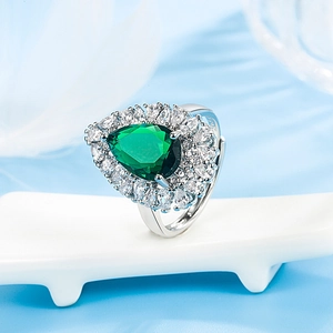 Vintage pear-cut emerald ring with micro-p鑲zirconia border and silver-tone finish
