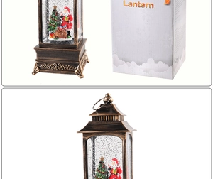 Détail d'une lanterne de Noël en bronze vintage avec Père Noël, neige et lumière LED