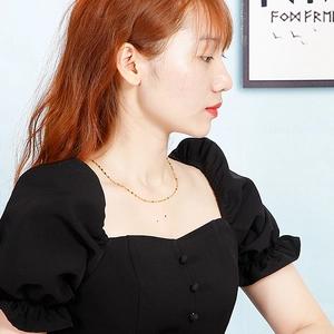 Minimalistische gouden lipketting voor dames gedragen door model voor dagelijkse stijl