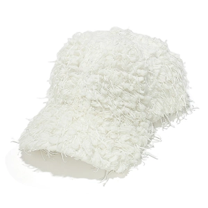 Détail d'une casquette blanche en peluche avec texture poilue pour la chaleur d'hiver