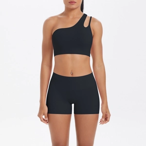 Vorderansicht der schwarzen One-Shoulder-Sport-BH und High-Waist-Shorts-Kombination