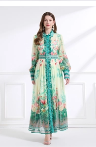 Detailansicht des geblümten Chiffon-Langklieds mit Taillengürtel und Rüschen