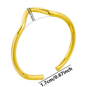 Dettaglio anello dorato a onde con diametro interno 1,7 cm e altezza fascia di 0,5 cm