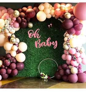 Détail de l'enseigne Oh Baby rose sur une arche de ballons bordeaux et crème décorée