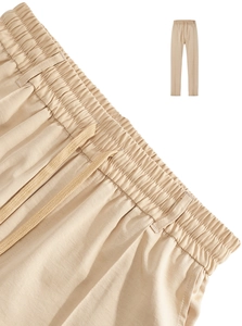 Dettaglio della vita elastica con coulisse regolabile sui pantaloni casual beige