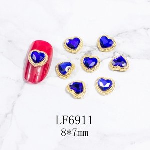 Detalle de gema azul para uñas en forma de corazón con marco de metal dorado, 8x7mm