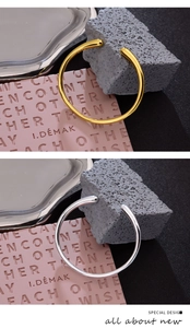 Detail von goldenen und silbernen Rupert-Tränenringen auf Texturkarte und Bimsstein