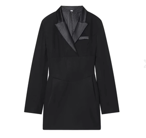 Dettaglio delle pieghe in vita e del revers in raso di questo abito blazer nero