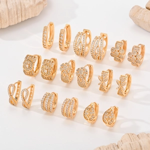 Exquise Koperen Champagnegouden Huggie Hoop Oorbellen Voor Dames Glanzende Strass Bloem Blad Oneindigheid Ontwerp Oorbellen Sieraden