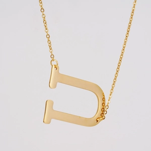 Collar de acero inoxidable chapado en oro de 18K con colgante en forma de letra U