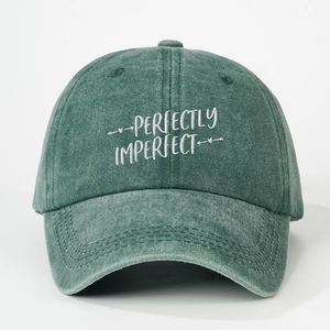 Casquette de baseball vert foncé rétro avec broderie blanche Perfectly Imperfect