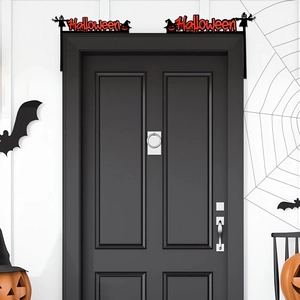 Détail de déco d'angle Halloween avec texte rouge scintillant et silhouettes de chauves-souris