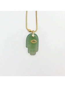 Primer plano detallado del collar colgante mano de fátima en piedra verde y diseño ojo turco