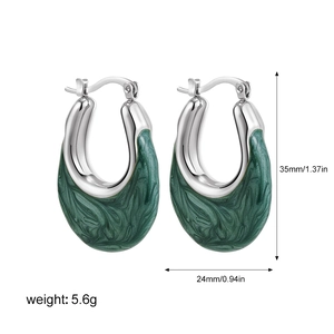 Detailed view of U-shaped silver earrings with green marble enamel and 35mm size markings