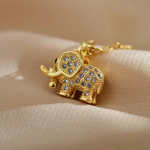 Sparkling elephant pendant necklace in gold-plated steel with cubic zirconia stones
