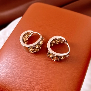 Macro di orecchini vintage a forma di U in argento con cristalli color champagne