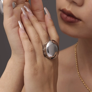 Anello a cupola in argento con motivi romani incisi su una superficie di metallo lucido