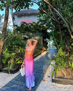 Details des Satin-Schlauchkleids mit Farbverlauf, Taillenausschnitt und Urlaubslook
