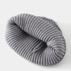 Berretto classico in maglia a coste grigio medio per l'inverno dal design retrò essenziale
