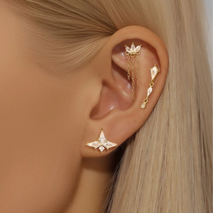 Vue détaillée des boucles d'oreilles en argent 925 plaqué or avec pierres zircons