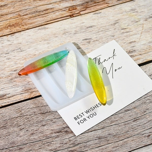 Dettaglio di stampi in silicone per fermagli con accessori in resina glitterata colorata