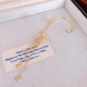 Goldene Ohrmanschette mit Schmetterlingsblume, Zirkon-Quasten und Clip-on-Design für Damen