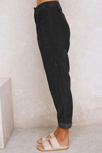Seitenansicht der schwarzen Cordhose mit geradem Bein, Struktur und hoher Taille
