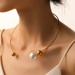 Collier ras de cou doré avec perle pour femme porté par un mannequin, style chic
