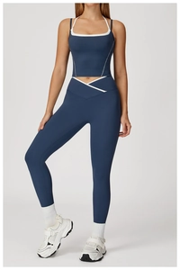 Détail de l'ensemble de yoga bleu marine avec coutures blanches et taille haute en V