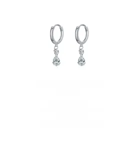 Détail macro de boucles d'oreilles en argent S925 avec zircons cubiques scintillants