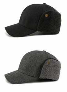 Detalle de gorras de invierno de lana con orejeras forradas de forro polar cálido