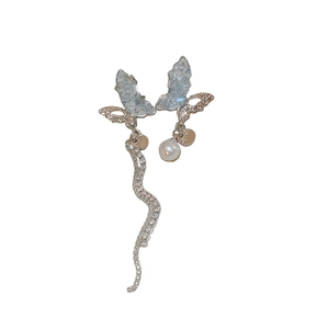 Boucles d'oreilles papillon asymétriques avec texture argent, perles et glands strass