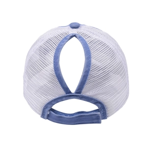 Dettaglio del cappellino ponytail blu e bianco con apertura posteriore per capelli