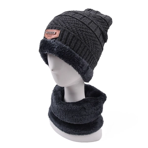 Détail du bonnet en tricot gris foncé et du cache-col avec doublure polaire épaisse