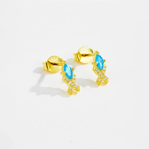 Detail von goldenen Fischohrringen mit blauen Steinen und S925 Silber-Zertifizierung