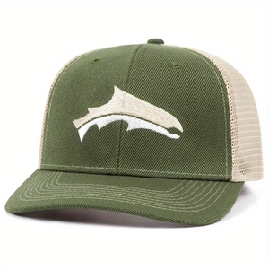 Dettaglio del logo squalo ricamato su cappellino trucker in mesh verde oliva e beige