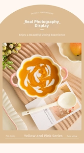 Detail einer blütenblattförmigen Keramikschale mit rosa Griffen und passendem Löffel