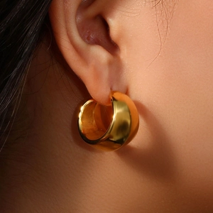 Boucles d'oreilles créoles épaisses plaquées or 18 carats avec design creux facetté